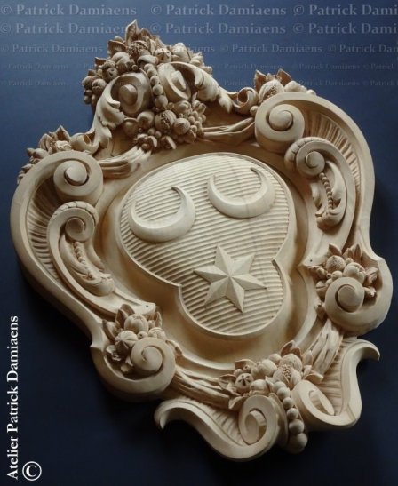 Blason dans une cartouche bois sculpté | Blason SIX van Hillegom (NL) | Cartouche en bois