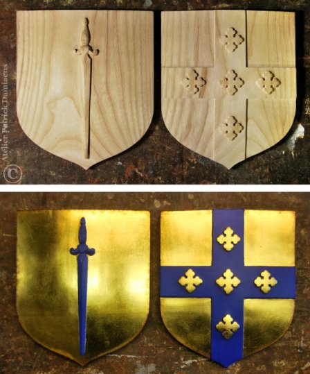Deux petites armoiries familiales héraldiques fabriquées en bois (USA)