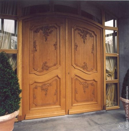 Double porte extérieure monumentale avec sculptures sur bois