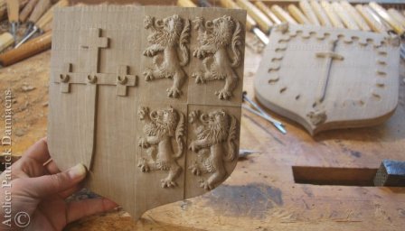 Emblèmes héraldique en bois sculpté | Chateâu Ashintully et blason de Timothy Spaulding (USA)