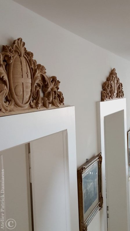 ornement fronton bois sculpté dessus de porte | armoirie de famille pour un client suisse