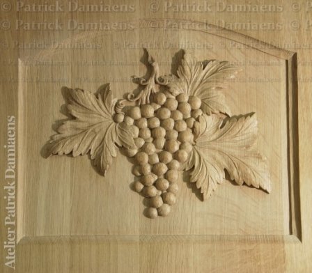 Panneau en bois avec grappe de raisin | Porte d'entrée d'un domaine viticole ( Lux.)