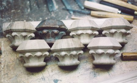 Reconstruction et copie de petites chapiteaux en bois