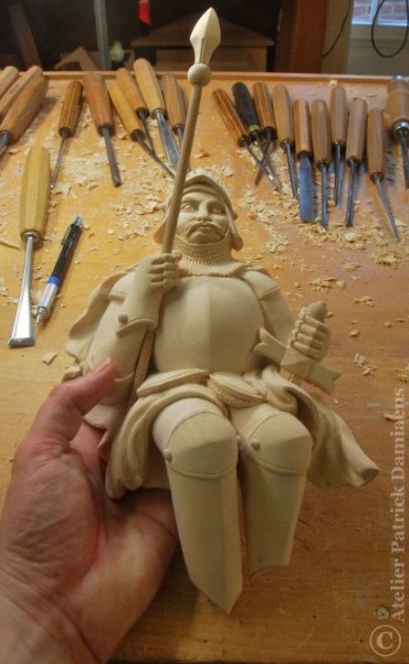 Sculpture héraldique sur bois | Un chevalier sculpté en bois