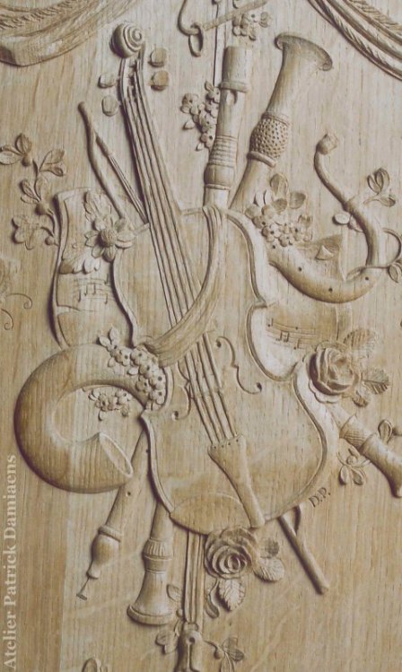 Trophèe en bois avec le thème 'Musique' sculpté | Sculpture sur bois pour boiserie et lambri