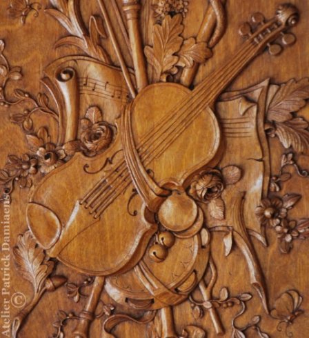 Trophée en bois sur le thème 'Musique' | La décoration de meubles de différentes périodes de style