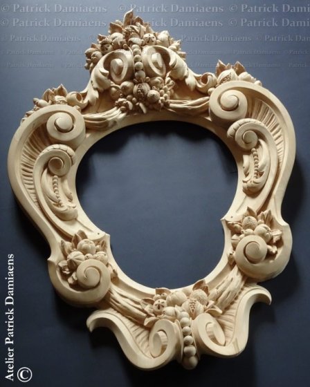 Un miroir en bois de style baroque | Miroir en bois en forme de cartouche avec ornements