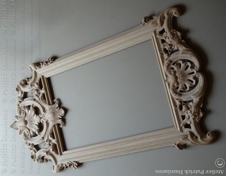 Un miroir sculpté en chêne avec des ornements Louis XIV | Miroir de Style liégeois