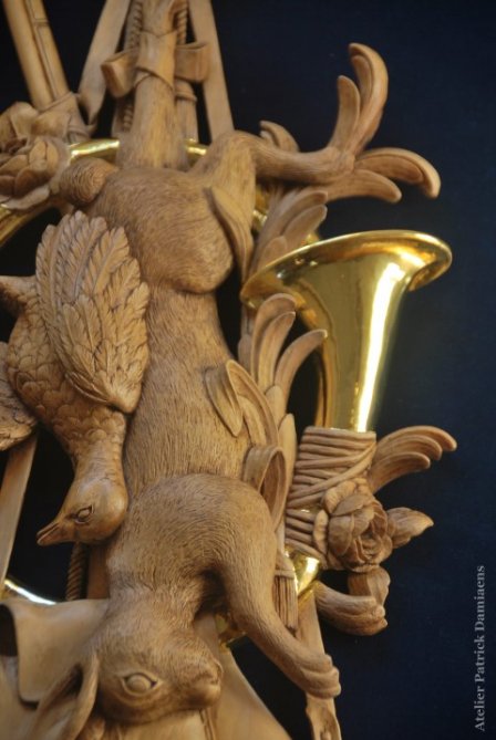 Un trophée sur le thème de 'La chasse' en bois de tilleul