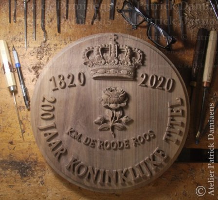 Une médaille en bois sculpté | une médaille commémorative en bois | De Roode Roos a Hasselt (B)