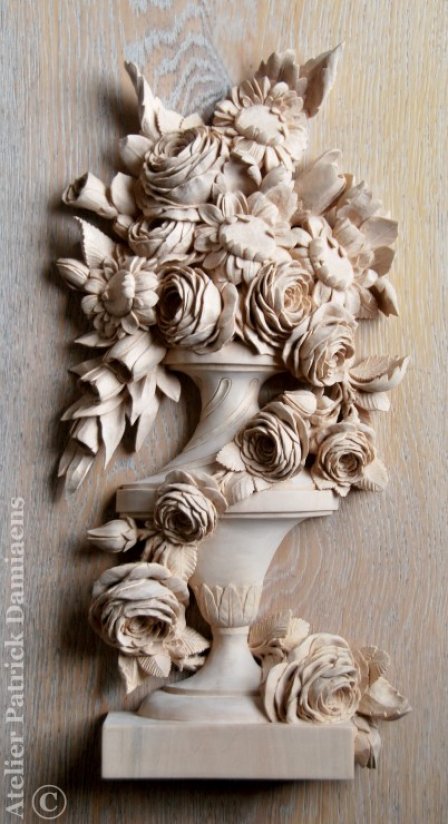 Vase avec fleurs en bois sculpté | Bas-relief en bois